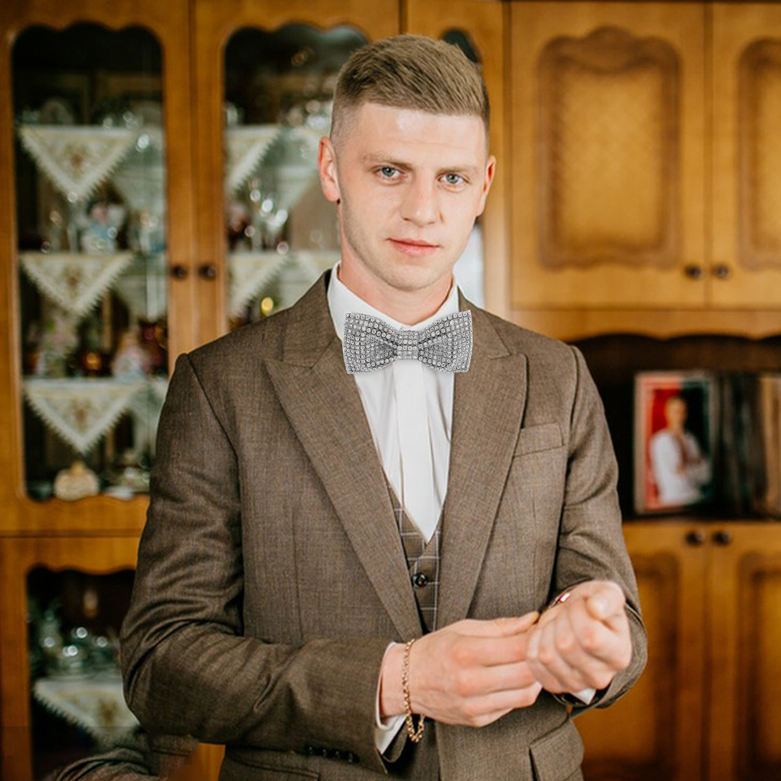 二重のラインストーンがあしらわれた、きらびやかな蝶ネクタイ。 - Bow Tie Pre Tied のレビューと価格