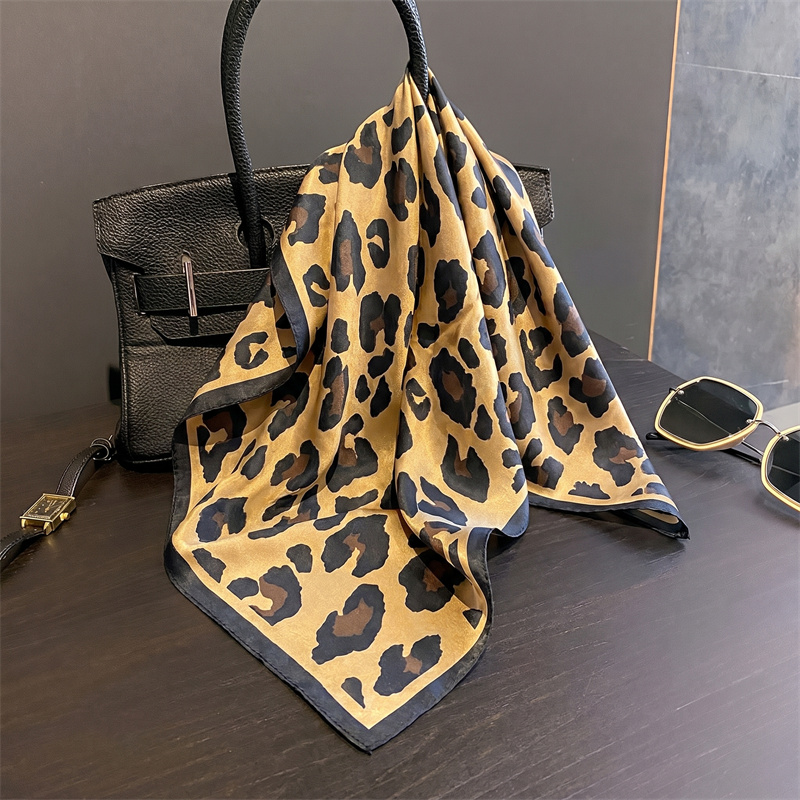 100% シルクスクエアスカーフヒョウ柄バンダナネッカチーフ - Face Scarf Mask のレビューと価格